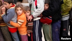 叙利亚难民排队领取土耳其人道组织的救济