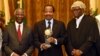 Akere Muna (à droite) remet un prix au palais de l'unité à Yaoundé à Paul Biya, son potentiel adversaire pour la présidentielle 2018, le 6 juin 2014. (Présidence de la république du Cameroun )