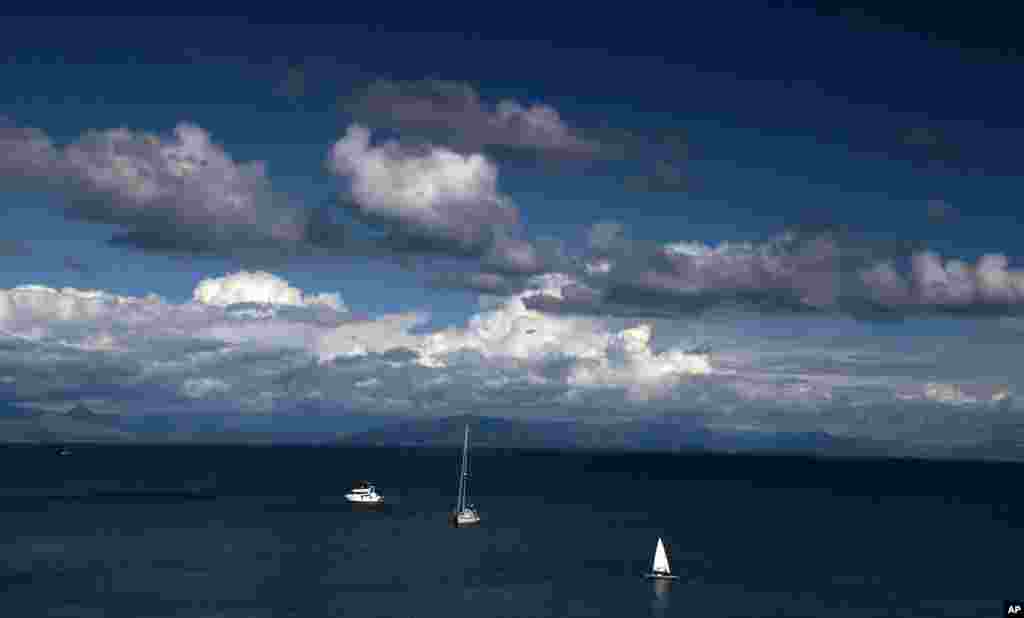 Beberapa perahu berlayar dil lepas pantai Corfu, pulau Ionia,&nbsp;Yunani.