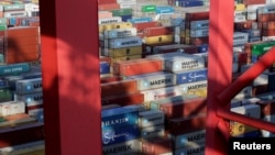 上海自由贸易区的洋山深水港内货柜林立 （2016年9月24日图片）