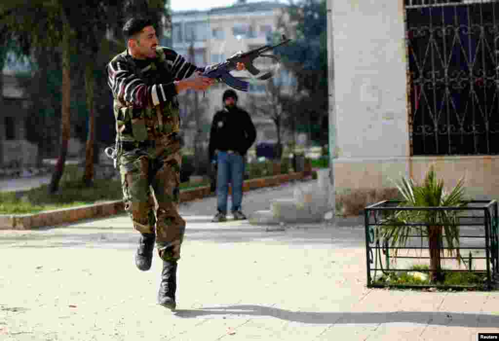 31일 시리아 알레포시의 반군 저격수.