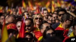 29일 스페인 바르셀로나에서 카탈루냐 자치정부의 독립에 반대하는 시위대가 가두행진을 벌이고 있다.