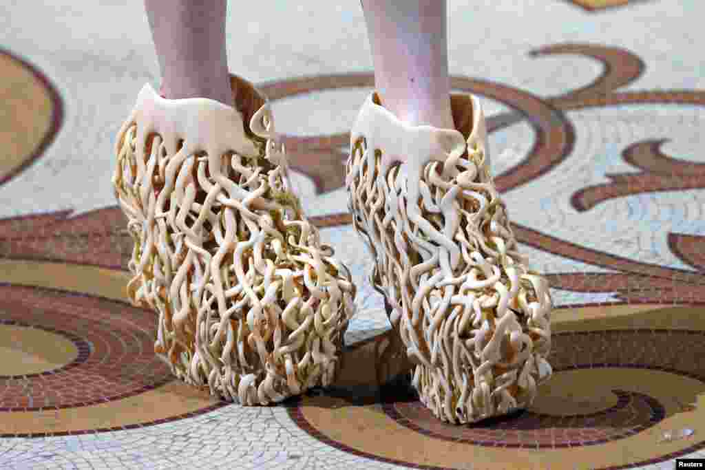 Seorang model memamerkan sepatu karya desainer Iris van Herpen sebagai bagian dari pameran busana &#39;Haute Couture&#39; di Paris, Prancis.