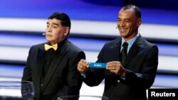 Wachezaji wa zamani Diego Maradona na Cafu katika ratiba ya kombe la dunia, Moscow
