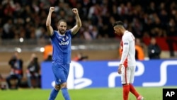 Gonzalo Higuain de la Juventus, à gauche, jubile après avoir marqué un but au cours du match de demi-finale de la Ligue des champions contre Monaco au stade Louis II à Monaco, le 3 mai 2017.