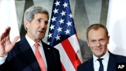 Menlu AS John Kerry (kiri) didampingi PM Polandia Donald Tusk saat memberikan keterangan kepada media di Warsawa, Polandia (5/11).