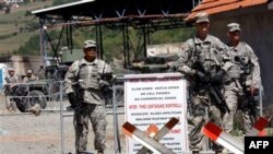 ՆԱՏՕ-ի կողմից իրականացվող Կոսովոյի ուժեր (KFOR) գործողությանը մասնակցող ԱՄՆ-ի զինածռայողները վերահսկում են Սերբիայի և Կոսովոյի միջև սահմանը (արխիվային լուսանկար)