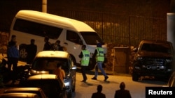 Police arrive at former prime minister Najib Razak's residence in Kuala Lumpur, Malaysia, May 16, 2018. 
