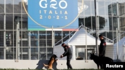 资料照片：罗马警方在20国集团峰会召开对场馆进行安全检查。（2021年10月27日）