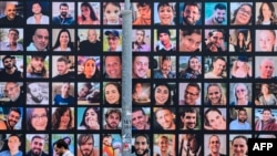 2023年11月25日，以色列和哈马斯极端分子临时停火进入第二天，耶路撒冷的一个巨大的展示牌上贴着被哈马斯抓走的以色列人质的图片。