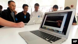 미국 캘리포니아 주 쿠퍼티노 시 애플 본사 건물에서 직원들이 신제품 노트북을 점검하고 있다. (자료사진)