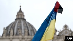 在教宗方济各在三钟经祷告期间对人群讲话时，在圣彼得广场见到的乌克兰旗帜。(2024年3月10日)