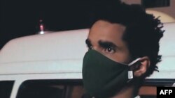 Tangkapan layar dari siaran Cuban TV, tampak seniman dan aktivis Kuba, Luis Manuel Otero Alcantara, dibawa oleh petugas medis ke Rumah Sakit Calixto Garcia di Havana, Minggu, 2 Mei 2021.