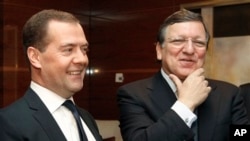 드미트리 메드베데프 러시아 총리(왼쪽)와 호세 마뉴엘 바로소 유럽연합 집행위원장이 21일 모스크바에서 열린 러시아-유럽연합 회담 도중 대화를 나누고 있다.