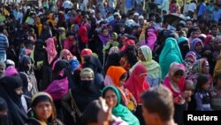 23일 방글라데시 콕스바자르 인근 난민캠프에서 미얀마의 로힝야족 난민들이 구호물품을 배급받기 위해 줄을 서 있다.