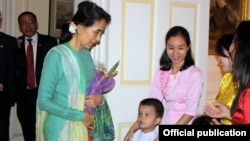 နိုင်ငံတော်၏အတိုင်ပင်ခံပုဂ္ဂိုလ် အား မြန်မာသံရုံး/စစ်သံရုံး မိသားစုများက ကြိုဆိုစဉ် (MOFA)