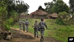 اکثریت بودایی میانمار، مسلمانان روهینگیا را مهاجران غیرقانونی که از بنگلادش آمده‌اند می‌دانند.