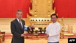 ພາບນີ້ຖ່າຍແລະນຳອອກເຜີຍແຜ່ເມື່ອວັນທີ 14 ສິງຫາ 2024 ໂດຍທີມງານດ້ານຂໍ້ມູນຂ່າວສານຂອງລັດຖະບານທະຫານ ທີ່ສະແດງໃຫ້ເຫັນ ຜູ້ບັນຊາການທະຫານ ມິນ ອອງ ລາຍ (ຂວາ) ພົບກັບລັດຖະມົນຕີການຕ່າງປະເທດຂອງຈີນ ຫວັງ ຢີ ໃນນະຄອນຫຼວງເນປີດໍ.