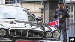 15일 북한 김정은 국무위원장의 이복형인 김정남의 시신이 부검을 위해 옮겨진 쿠알라룸푸르 병원 영안실에 주 말레이시아 북한 대사관 차량이 도착하고 있다.