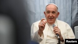 Papa Franjo prisustvuje konferenciji za novinare u avionu na povratku iz Marseilla.