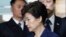 រូបឯកសារ៖ លោក​ស្រី Park Geun-hye ដែល​ត្រូវ​បាន​​បណ្តេញ​ចេញ​​ពី​​តំណែងជា​​ប្រធានាធិបតី​កូរ៉េ​ខាង​ត្បូង​ (កណ្តាល) មកដល់​​បន្ទប់​​សវនាការ​ក្នុង​ក្រុង​សេអ៊ូល កាលពី​ថ្ងៃទី៣០ ខែមីនា ឆ្នាំ២០១៧។