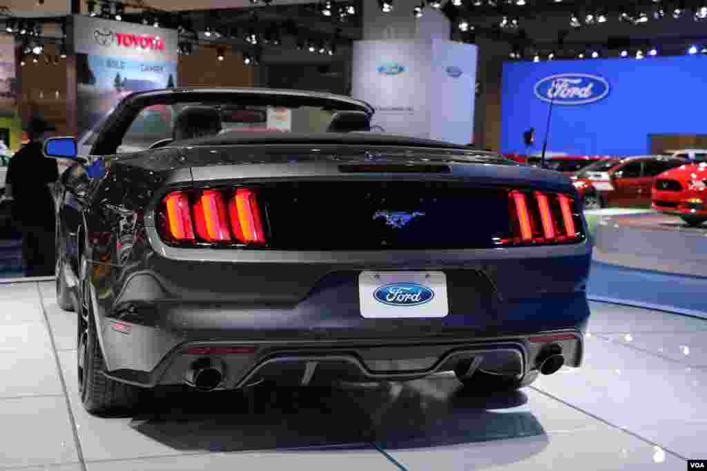 2015 福特野马跑车车尾