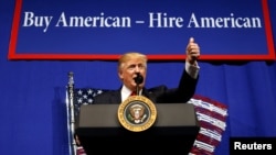 川普总统在签署“买美国货，雇美国人”的行政令之前发表讲话，他建议修改签证规定，目的是要保护美国的劳工。（2017年4月18日）