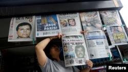 Naslovne stranice novina o hapšenju meksičkog narko-bosa Ismaela „El Majo“ Zambade i Hoakina Guzmana Lopeza, „El Čapovog“ sina, u Meksiko Sitiju, Meksiko, 26. jula 2024. (Foto: REUTERS /Gustavo Graf)