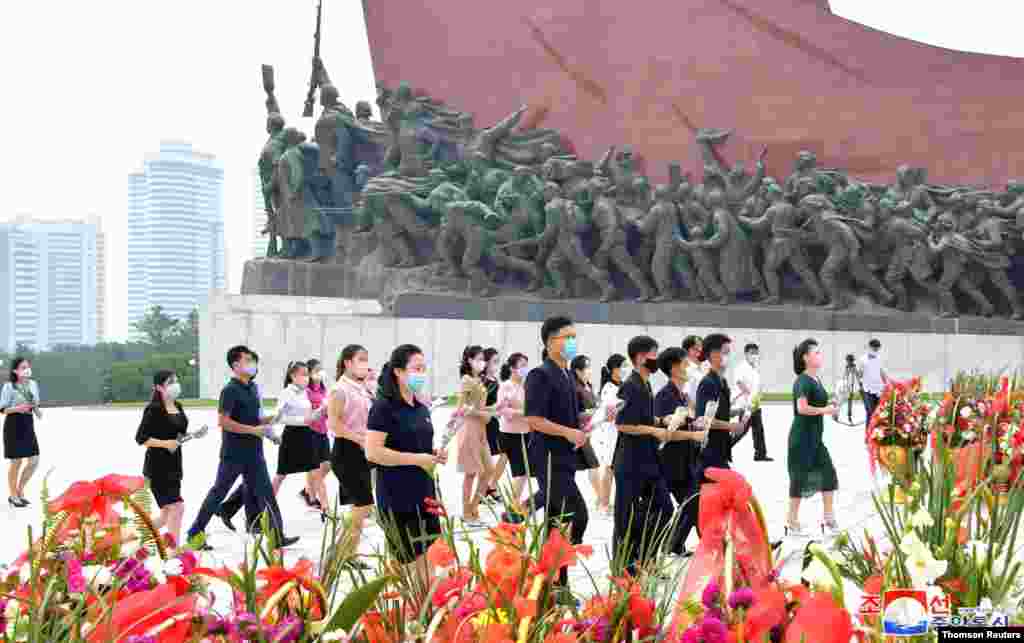 북한 평양 시민들이 공화국 창건 72주년을 맞아 만수대 언덕 김일성, 김정일 동상에 헌화했다.