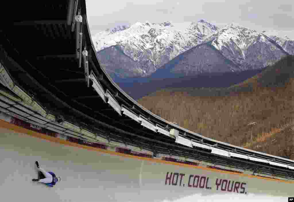 Alexandros Kefalas dari Yunani meluncur di trek dalam latihan di Krasnaya Polyana, Rusia (10/2). (AP/Jae C. Hong)