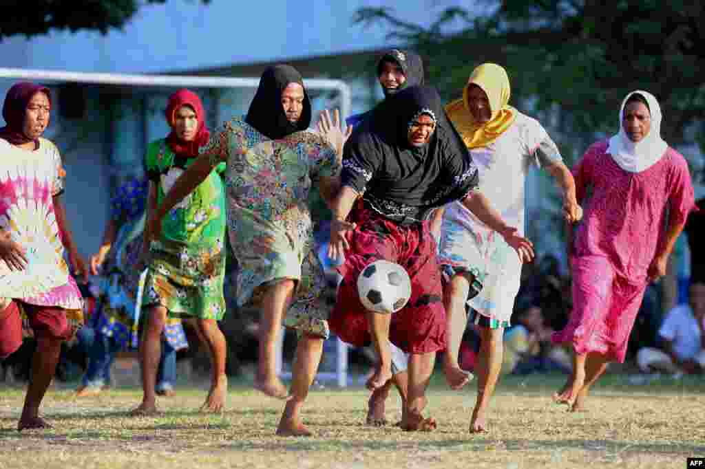 Pria Aceh dengan mengenakan pakaian perempuan, ikut dalam lomba sepakbola memperingati HUT Kemerdekaan RI di Banda Aceh.