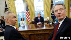 中国副总理刘鹤与美国贸易代表莱特希泽在白宫椭圆形办公室与美国总统特朗普会面。（2019年2月22日） 