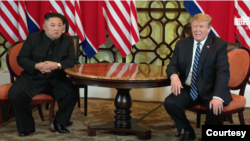 特朗普於第一任期和金正恩建立關係，圖為2019年兩人在越南河內二度會晤。(截圖自Trump White House Archived)