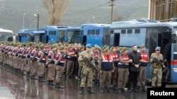 Les soldats turcs accusés de tentative d’assassinat contre le président Tayyip Erdogan lors de la fête du 15 juillet, sont escortés par des gendarmes à leur arrivée à la cour de Mugla, Turquie, 8 mars 2017