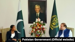 Penasehat Keamanan Nasional AS Susan Rice bertemu dengan Perdana Menteri Muhammad Nawaz Sharif di kediaman PM, Islamabad, Pakistan, 30 Agustus 2015.