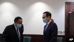 Waziri mkuu wa Sudan Abdullah Hamdok ,kushoto, akiwa na waziri wa fedha wa Marekani mapema mwaka huu