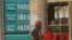 តម្លៃ​ប្រេង​សាំង​នៅ​ស្ថានីយ​មួយ​កន្លែង​ក្នុង​រាជធានី​ភ្នំពេញ​ កាល​ពី​ថ្ងៃ​ទី​២​ ខែ​តុលា​ ឆ្នាំ​២០១៥។​ (ហ៊ាន​ សុជាតា/VOA)