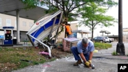 برخورد خودروی پلیس مینیاپولیس هنگام تعقیب یک مظنون، به دو خودروی دیگر در یک خیابان مسکونی - ۶ ژوئیه ۲۰۲۱