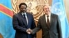 Le président Joseph Kabila de la RDC et le secrétaire général des Nations unies Antonio Guterres échangent une poignée des mains en marge de la 71e assemblée générale de l’ONU, New York, 23 septembre 2017. (Twitter/ Barbara NZIMBI‏ @BNzimbi)
