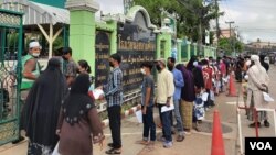 မဲဆောက်မြို့ဈေးအနီး အစ္စလာမ်စာသင်ကျောင်းမှာ ရွှေ့ပြောင်းအလုပ်သမားတွေ ကာကွယ်ဆေးထိုးနှံဖို့လာရောက်နေပုံ (ဓာတ်ပုံ-VOA/ နိုဝင်ဘာ ၁၊ ၂၀၂၁) 