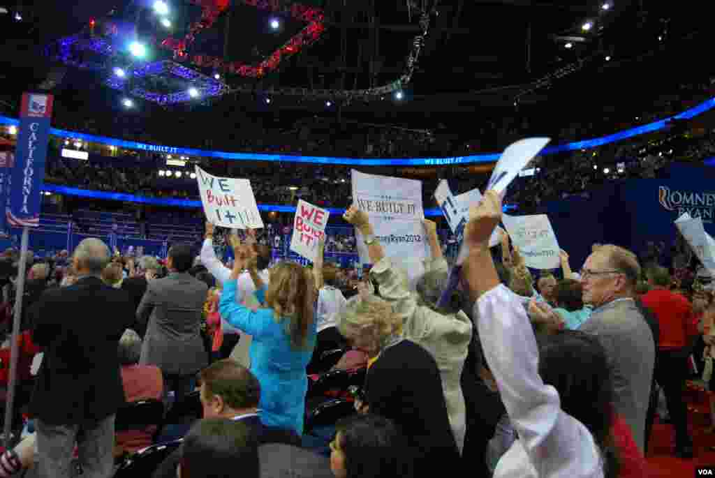 一些代表高举“我们建立的”标语