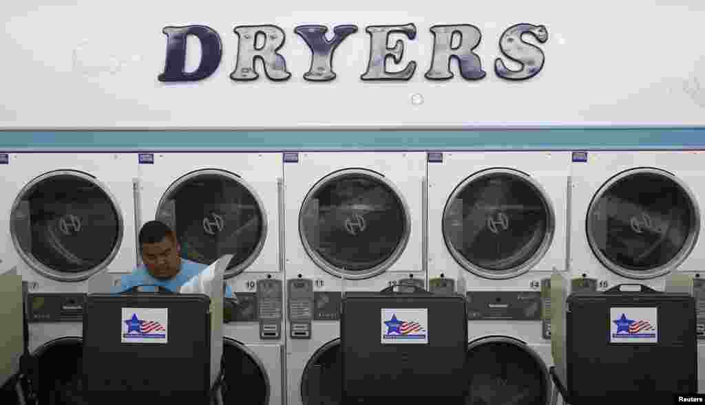 Seorang pria AS memberikan suara di tempat binatu yang dijadikan TPS di Su Nueva Lavanderia, Chicago, Illinois.