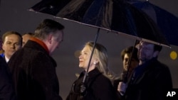 Foreign Minister of Bosnia Herzegovina, Zlatko Lagumdzija (l) greets US Secretary of State Hillary Clinton upon her arrival at the Sarajevo Airport, Oct. 29, 2012. 