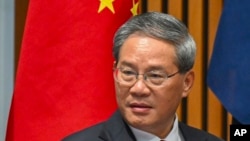 ແຟ້ມຮູບ-ນາຍົກລັດຖະມົນຕີຈີນ ທ່ານ ຫຼີ ຈຽງ ສະແດງປະຕິກິລິຍາໃນລະຫວ່າງພີທີເຊັນລົງນາມ ຢູ່ທີ່ຫໍລັດຖະສະພາໃນນະຄອນຫຼວງແຄນເບີຣາ, ວັນທີ 17 ມິຖຸນາ 2024. (Mick Tsikas/Pool Photo via AP, File)