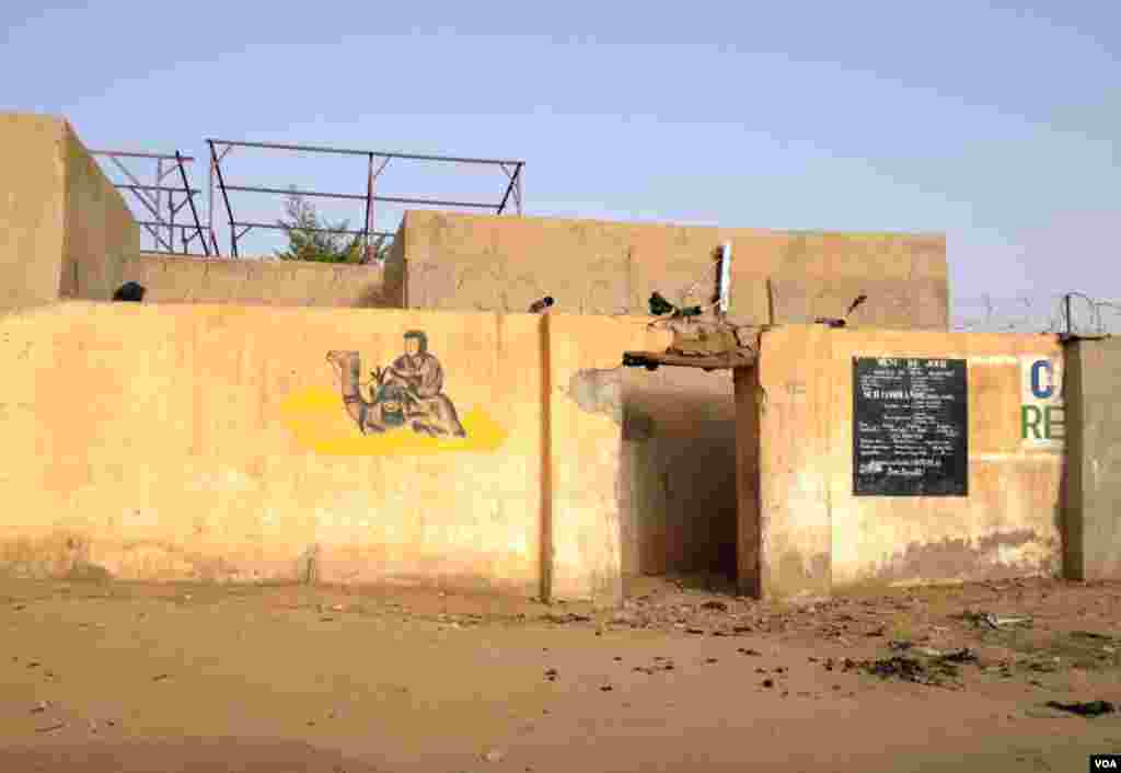A ransacked restaurant. (Idriss Fall/VOA)