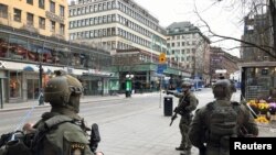 守卫在斯德哥尔摩卡车袭击现场附近的瑞典警察。（2017年4月7日）