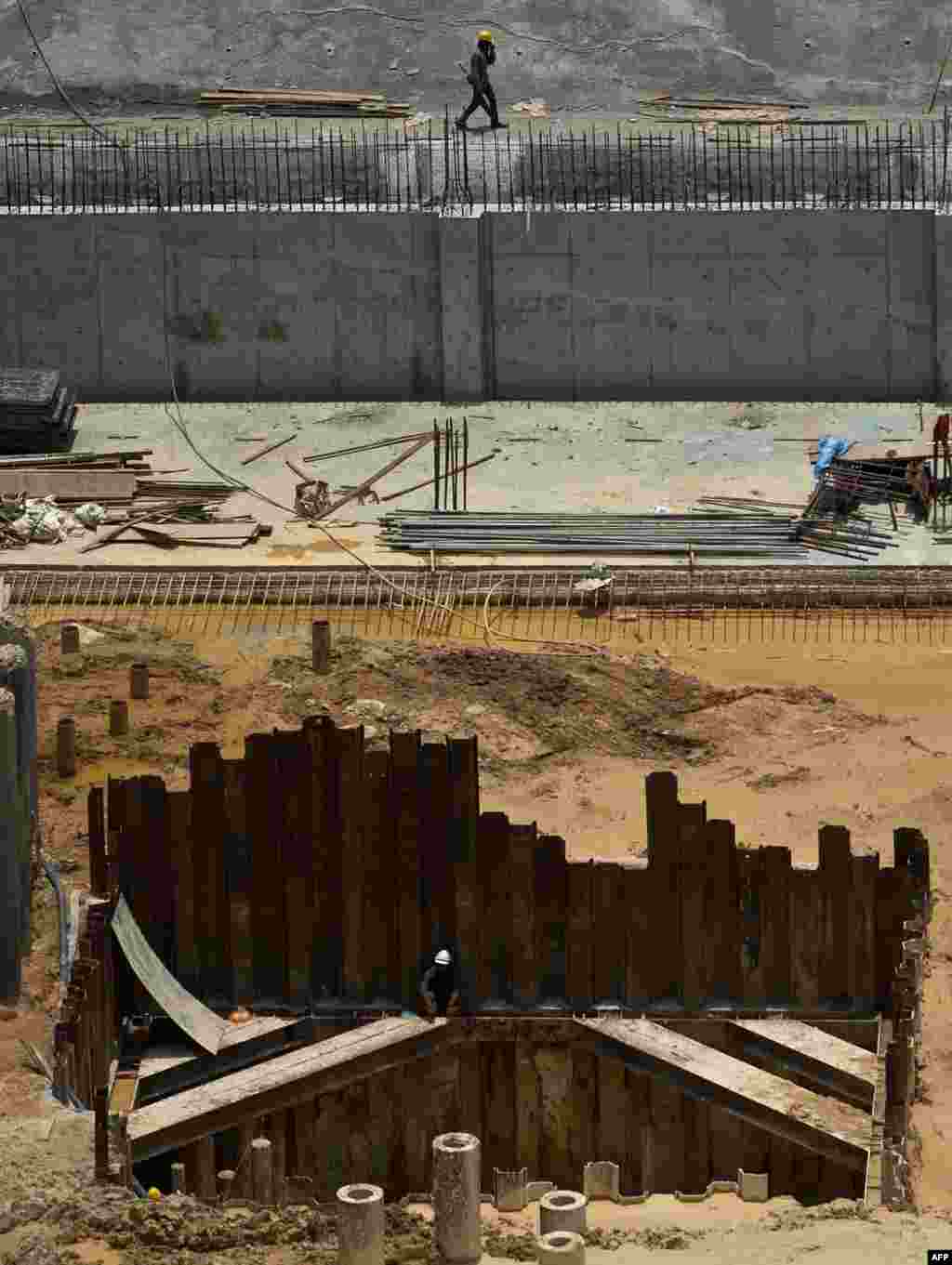 Seorang pekerja istirahat di sebuah proyek konstruksi di Kuala Lumpur, Malaysia.