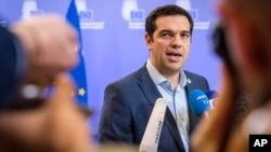 Perdana Menteri Yunani Alexis Tsipras berbicara kepada media usai bertemu para pemimpin zona euro di Brussels, Belgia (13/7). (AP/Geert Vanden Wijngaert)