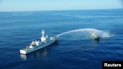 日本海岸警卫队巡逻艇在一个名为大和浅滩的海域向一艘朝鲜渔船喷水。（2017年9月）