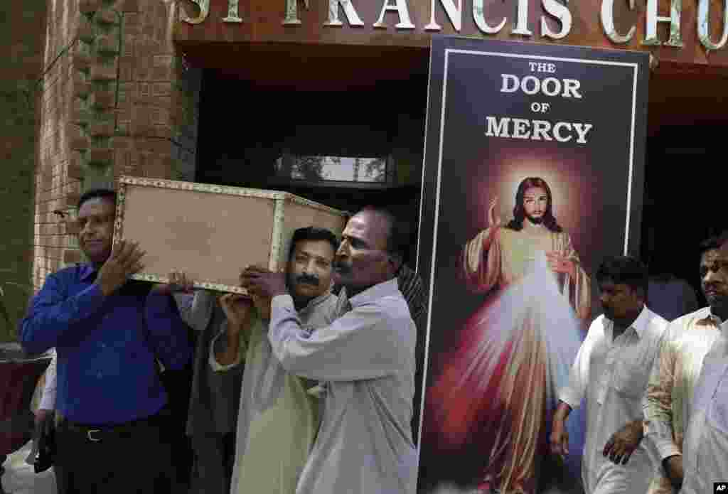 Mutane Dauke Da Gawar&nbsp; Wani Daga Cikin Wadanda Harin Bam A Lahore Ya Hallaka, Maris 28, 2016. &nbsp;